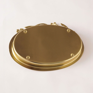 Plateau de service ovale en métal doré de luxe avec une poignée sculptée à motif floral délicat, un accent sophistiqué pour un service moderne - Product Image 4