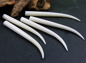 Colgante de hueso de búfalo ecológico tallado a mano con forma de colmillo largo, imitación antigua, para fabricación de collares al por mayor - Product Image 3