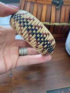 Brazalete de Madera Marrón de Moda Tradicional para Mujer con Diseño Pintado y Tallado, Artesanía en Resina - Product Image 4
