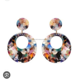 Boucles d'oreilles en résine de couleur personnalisées luxueuses fabriquées à la main pour femmes accessoires de mode hautement polis de haute qualité d'Inde - Product Image 3