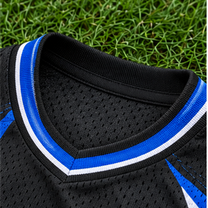 Ensemble d'uniformes de basketball unisexe les plus vendus, noir et bleu, sublimé, col en V, sans manches, anti-humidité, coupe athlétique, logo personnalisé - Product Image 6