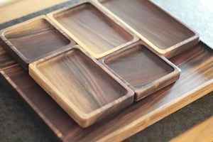 Bandeja de Servir Ovalada Grande de Nogal con Acabado Lacado - Organizador Moderno de Madera para Mesa de Centro con Almacenamiento de Especias y Diseño Multifuncional - Product Image 5