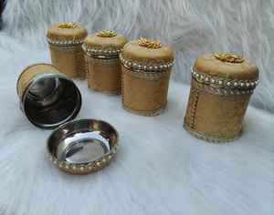 Boîte à laddu en tissu Banarasi avec travail Gota |   Boîte de cadeaux et de fruits secs pour mariage, Haldi, Mehendi, Sangeet, Nikah |   Boîte Shagun - Product Image 1