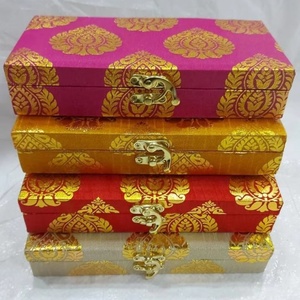 Elegantes Cajas de Regalo Tradicionales Indias con Joyería y Brocados, Cajas Decorativas Multicolores Hechas a Mano con Tela de Seda Zari Banarasi - Product Image 1