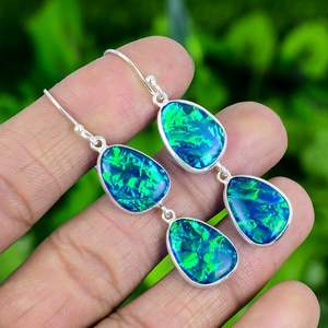 ต่างหูเงินแท้ชุบทองประดับโอปอลไฟร์ออสเตรเลียทรงสามเหลี่ยม งานแฮนด์เมด เครื่องประดับอัญมณี ของขวัญสำหรับผู้หญิง ดีไซน์หรูหรา - Product Image 3