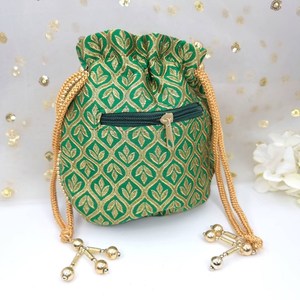 Bolso Potli de seda verde hecho a mano con bordado de cuentas doradas y detalles de perlas para ocasiones de boda por AALIYAN IMPEX. - Product Image 2
