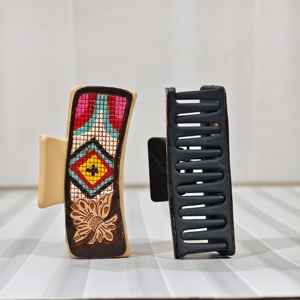 Nuevas pinzas de pelo de cuero grabadas a mano, de diseño, a la moda y de alta calidad, accesorios para el cabello de cuero para mujeres. - Product Image 2