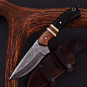 Cuchillo de caza hecho a mano con espiga completa, hoja de acero de Damasco, mango de madera con funda para supervivencia al aire libre y camping - Product Image 1