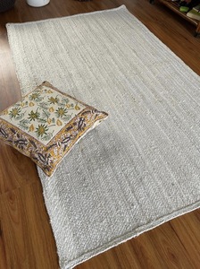 Alfombra de Yute Hecha a Mano Personalizada |   Alfombra Minimalista de Pelo Corto y Grosor Medio en Color Marfil Neutro para Sala de Estar - Product Image 2