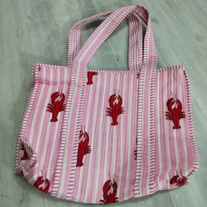 ผู้ผลิตกระเป๋าหัตถกรรมจากชัยปุระ ผู้จัดจำหน่าย ผู้ส่งออกกระเป๋าผ้า ชัยปุระ กระเป๋าผ้าควิลท์ทำมือ เป็นมิตรกับสิ่งแวดล้อม สำหรับใช้ไปทะเลและช้อปปิ้ง - Product Image 1