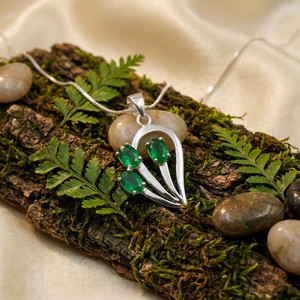 Collier pendentif ovale en quartz émeraude taille rose, plaqué or 18 carats, fait main, pierre de naissance, sans nickel, en laiton, style bohème, pierre créée en laboratoire - Product Image 1