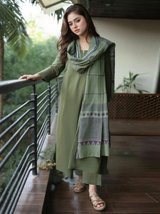<b>Women</b> Green Rayon <b>Kurta</b> Set Dupatta Regular Fit Knee-Length Traditional Ethnic Wear Casual All Seasons India Pakistan Style - Product Image 1