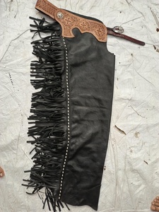 2026 Chaps de cuero de vaca de gamuza de alta calidad, estilo Bermuda, con flecos y grabados a mano, estilo western. - Product Image 3