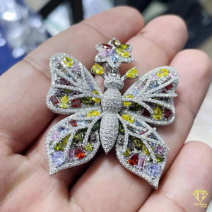 Collier papillon de créateur avec détail en pierre arc-en-ciel et sertissage en diamant moissanite - Product Image 3