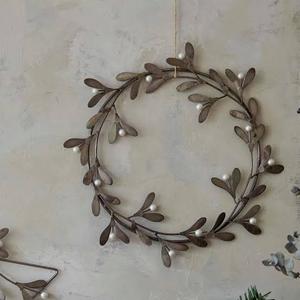 Corona de Hojas Metálicas Rústicas Hechas a Mano, Flores Decorativas Redondas, Adorno Navideño para Pared, Sin Luces, Paquete Individual - Product Image 1