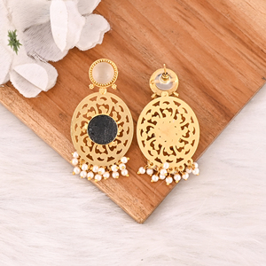 Boucles d'oreilles en laiton plaqué or avec pierres précieuses œil-de-chat blanc et onyx noir, serties à la main, par Shilpi Impex, bijoux de mode pour femmes - Product Image 5