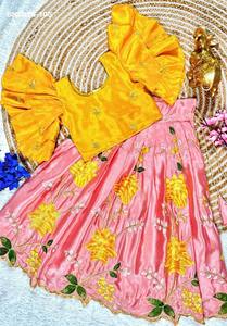 Pattu-Pavadai para niña en color rosa claro brillante con bordado floral y mangas con volantes en amarillo, a precio de mayoreo. - Product Image 3