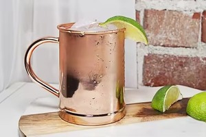 Taza de cobre artesanal de primera calidad diseñada para cócteles Moscow Mule con un acabado tradicional y un brillo elegante. - Product Image 5