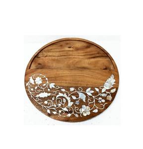 Bandeja de madera artesanal con detalles de concha de nácar, ideal para decoración de interiores estilo palacio real. - Product Image 6