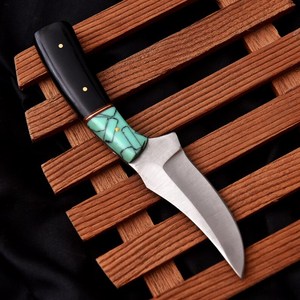 มีดสกินเนอร์ทำมือ OEM สแตนเลสสตีล สำหรับล่าสัตว์และเอาตัวรอด ใบมีดแบบ Fixed Blade ด้ามทำจากเขาควายสีเทอร์ควอยซ์ พร้อมปลอกหนังวัว - Product Image 3