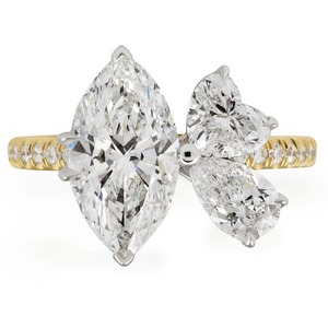 Anillo de compromiso de oro amarillo con diamante de laboratorio marquesa de 2.19 quilates, chapado en rodio, con corazón inclinado y trío de perlas - Product Image 1