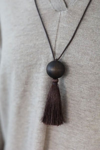 Collier en macramé fait main avec pampilles, perles en bois foncé, longues pampilles, bijoux bohèmes minimalistes - Product Image 4
