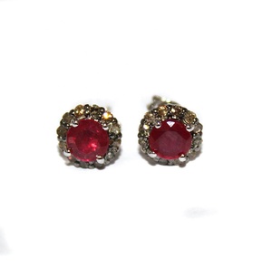 Vente en gros de boucles d'oreilles clous en argent sterling 925 massif avec halo de diamants et rubis naturels ronds, Memoria Jewels - Product Image 6