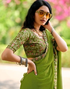 Sari en Georgette Brodé Rayé pour Femme KV, Style Bollywood, avec Blouse Non Cousue (Vert), Réversible, Séchage Rapide, Infroissable, Idéal Mariage - Product Image 1