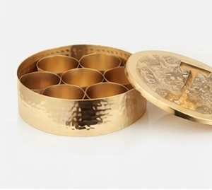 Boîte de rangement ronde en métal doré élégante avec finition martelée et couvercle décoratif pour ranger les articles divers - Product Image 4