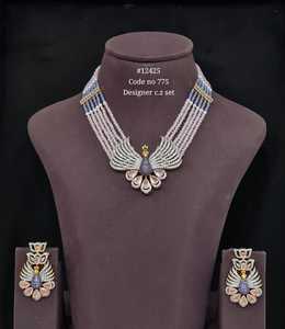 Parure Collier et Boucles d'Oreilles Ailes en Zircon Cubique Plaqué Rhodium, Pendentif Aile Multicolore, Idéale pour Mariages et Soirées - Product Image 4