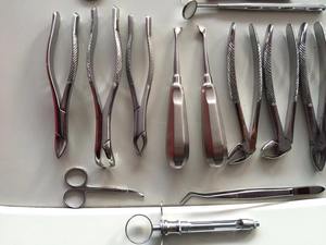 Juego de 32 Instrumentos Quirúrgicos Dentales Manuales de Acero Inoxidable Reutilizables de Alta Calidad para Extracción Oral: Elevadores y Pinzas - Product Image 1