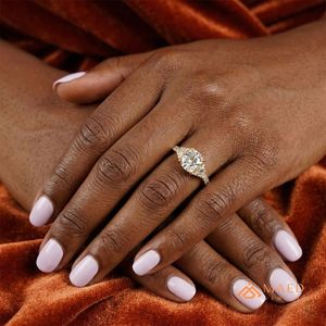 Anillo de Compromiso de Oro Amarillo de 14K con Moissanita de Corte Ovalado y Halo Oculto, Joyería Nupcial de Lujo, Tendencia en EE. UU. - Product Image 5