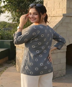 Kurta de Algodón Gris para Mujer con Círculos Blancos Estampados, Cuello en V, Estilo Casual de India y Pakistán, Corte Regular 85443 VAAZI-1065 - Product Image 3