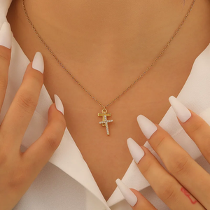 Collier croix pour hommes et femmes en acier inoxydable 304 durable avec une finition dorée élégante - Product Image 2