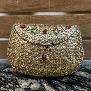 กระเป๋าคลัทช์ปักลายทองคำ AL MALIK CRAFT ประดับลูกปัดสีเขียว หิน Kundan ดีไซน์โบราณเลียนแบบแบบดั้งเดิม ของขวัญสไตล์ชาติพันธุ์ อุตรากาฏปัฎจิตรา - Product Image 1