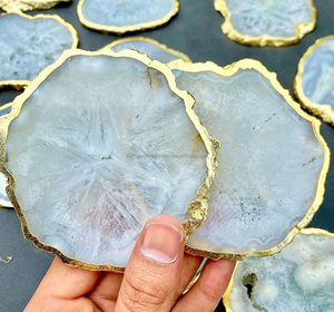 Ensemble de dessous-de-verre en agate blanche naturelle |   Sous-verre en cristal géode translucide avec bordure dorée électro-plaquée pour la protection de la table - Product Image 3