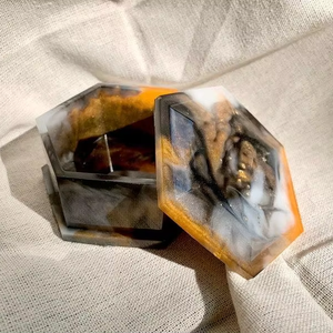 Boîte à mouchoirs de luxe en résine tourbillonnée, également disponible en résine et résine époxy - Product Image 1