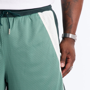 Shorts de basket-ball en maille verte pour homme avec bandes latérales blanches, taille à cordon de serrage, style sportif, athlétique, streetwear - Product Image 4
