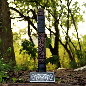Marteau Viking Mjolnir DIY fait main OEM, Marteau de guerre nordique décoratif avec manche en bois gravé et texture antidérapante, 18 pouces, objet de collection - Product Image 1