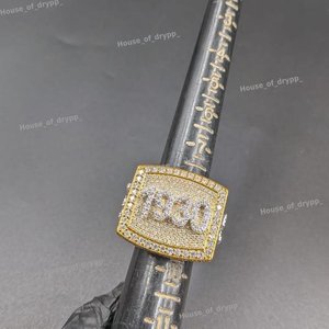 Anillo de Número Personalizado con Incrustaciones de Diamantes VVS Moissanite, Anillo de Moda Hip Hop Chapado en Rodio - Product Image 5