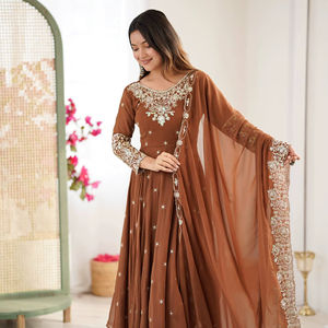 Conjunto Anarkali de Diseño Estilo Bollywood - Detalles Brillantes con Lentejuelas Arcoíris y Moti - Product Image 1