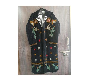 Abrigo largo artesanal de terciopelo negro indio con estampado floral étnico bohemio, 100% algodón, con cierre de cordón. - Product Image 6