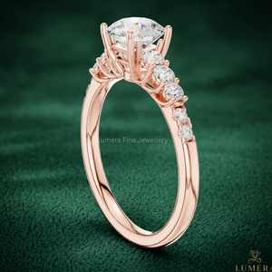 แหวนหมั้นและแหวนแต่งงานทรงกลมเพชรเจียระไนแบบบริลเลียนท์เคลือบทอง 18K เพชรเพาะเลี้ยงในห้องปฏิบัติการ ดีไซน์หรูหราสไตล์วินเทจ รับรองโดย IGI สำหรับผู้หญิง - Product Image 4