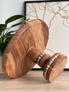 Support à gâteau en bois de style farmhouse haut de gamme avec un design de perles luxueuses pour la présentation en boulangerie, les mariages et la décoration de desserts. - Product Image 3