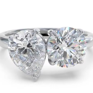 Bague Toi et Moi chic à deux pierres, taille poire et taille ronde, diamant de laboratoire de 0,80 ct en platine - Product Image 1