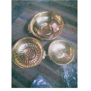 Bol Urli en laiton pur pour la décoration de la maison, artisanal, martelé, avec motif floral flottant et pot à Diya, Urli décoratif traditionnel pour Diwali - Product Image 3