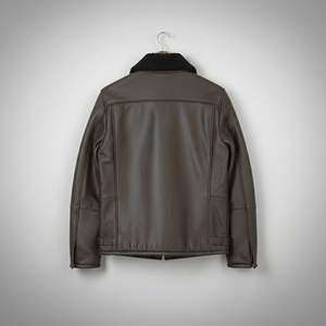 Veste en cuir de vache véritable pour homme avec col en fourrure, style aviateur d'hiver, fabricant OEM/ODM sur mesure - Product Image 2