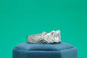 Bague de fiançailles de luxe en moissanite taille coussin à trois pierres, avec pierres latérales taille trilune, style diamant, bijoux hip-hop - Product Image 3