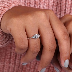 Anillo de compromiso con diamante redondo cultivado en laboratorio de 1 quilate y banda plegada - Product Image 4