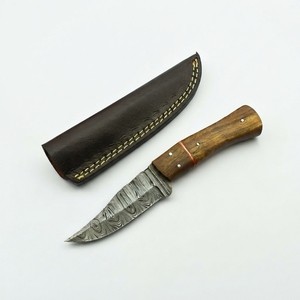 Couteau EDC à lame fixe en acier Damas, forgé à la main, manche en bois, couteau utilitaire pour le camping et le bushcraft, étui en cuir noir, vente en gros - Product Image 1